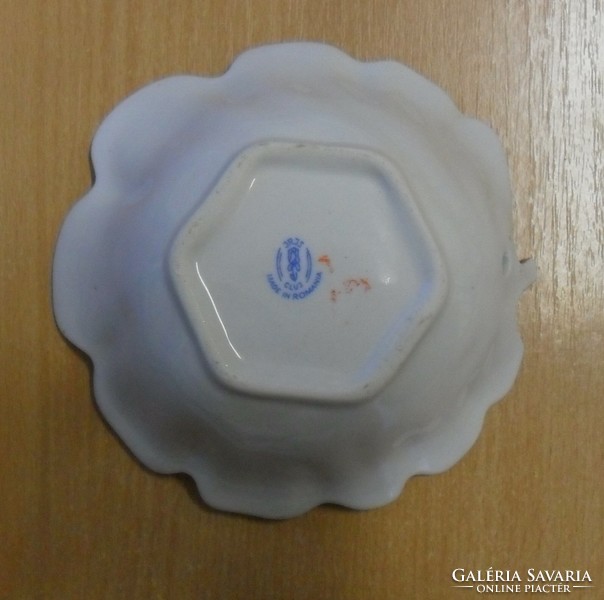 Aranyozott, Cluj levél formájú Román porcelán tálka.14 X 5 cm.