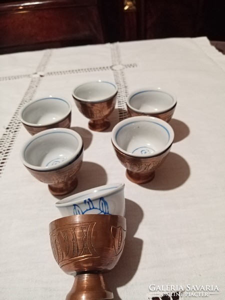 6 Syrian blue-white porcelain coffee cups in a red copper holder - with a large copper tray