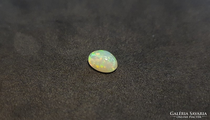 Sparkling Ethiopian welo opal 0.98 Carat. With certification.