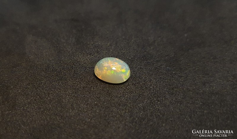 Sparkling Ethiopian welo opal 0.98 Carat. With certification.