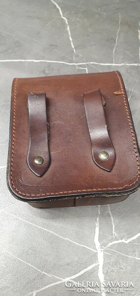 Leather side bag that can be placed on a belt