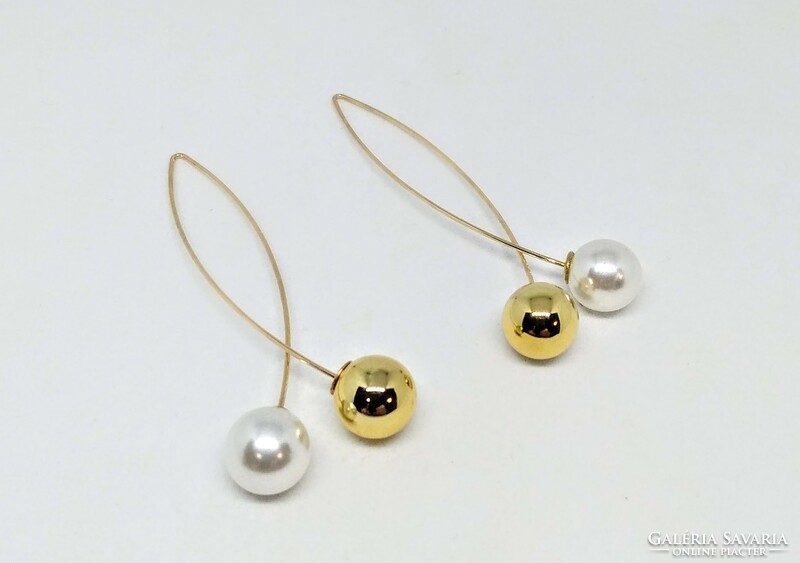 Long, beaded golden earrings 394