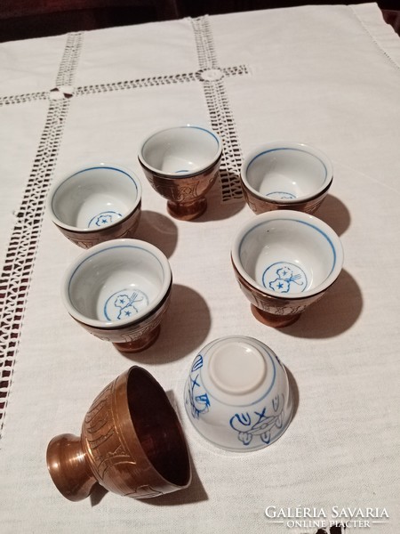 6 Syrian blue-white porcelain coffee cups in a red copper holder - with a large copper tray