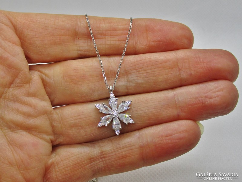 Beautiful Pandora-style sparkling snowflake silver necklace