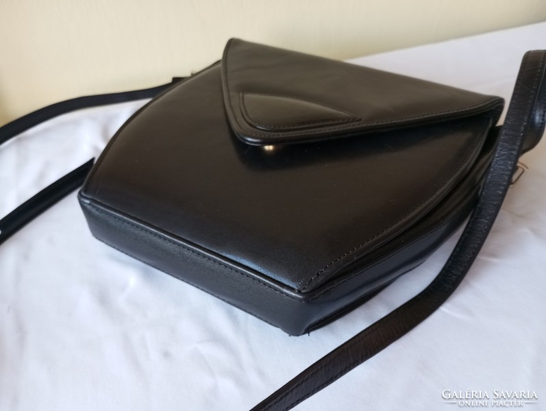 Women's black leather bag/shoulder bag for sale!