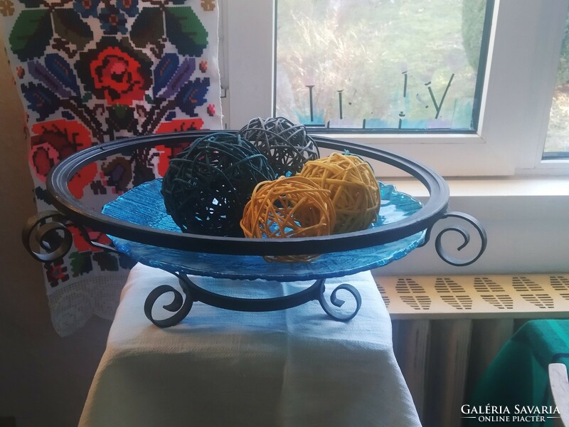 Dekoratív  kovácsoltvas- üveg gyümölcstartó asztalközép