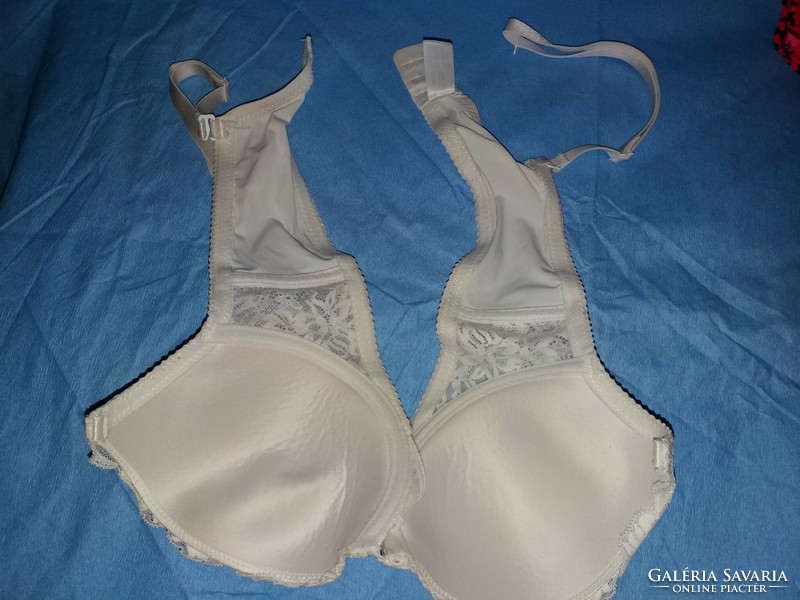 Good quality women's bras in a package of 5 pieces only in one size m -75 -85 c according to the pictures