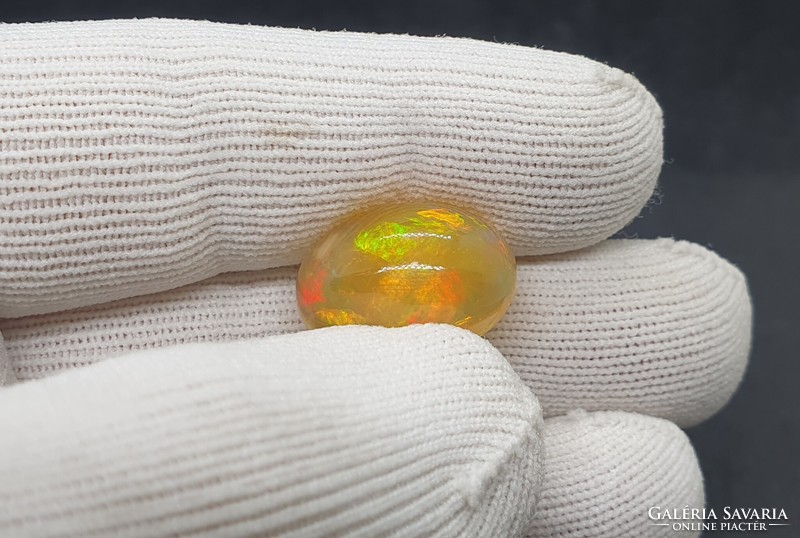 Gorgeous Ethiopian welo opal 9.55 Carats. With certification.