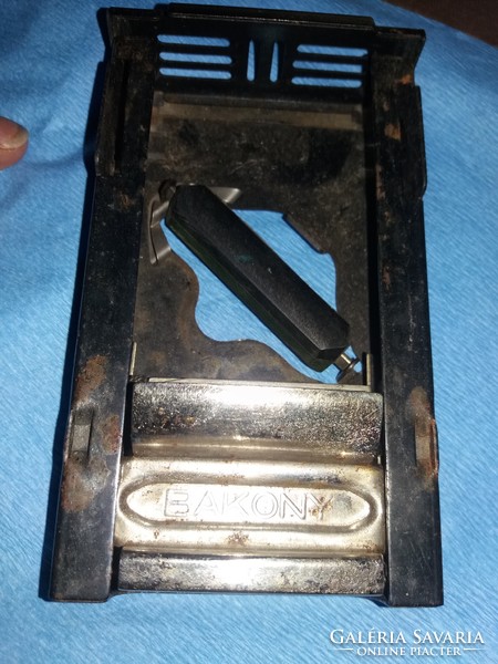 Antik " BAKONY " önműködő borotvapenge fenő készülék dobozával állapot a képek szerint