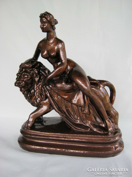Női akt oroszlán hátán szobor 27x21 cm