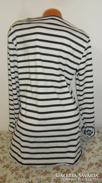 New long-sleeved women's top with stripes on both sides. Size M-L.