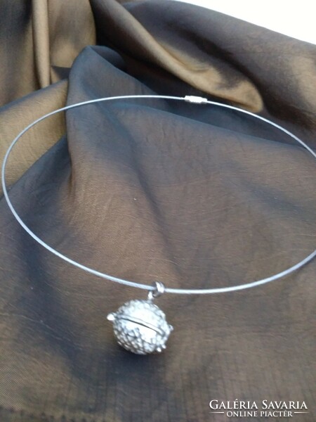 Silver pendant with rigid necklace