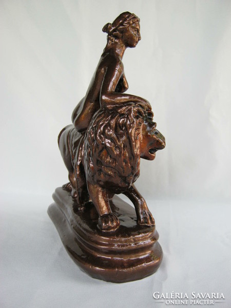 Női akt oroszlán hátán szobor 27x21 cm