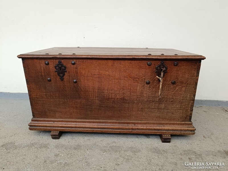 Antique Renaissance baroque furniture heavy hardwood wooden chest with key 18-19. Century 749 8357