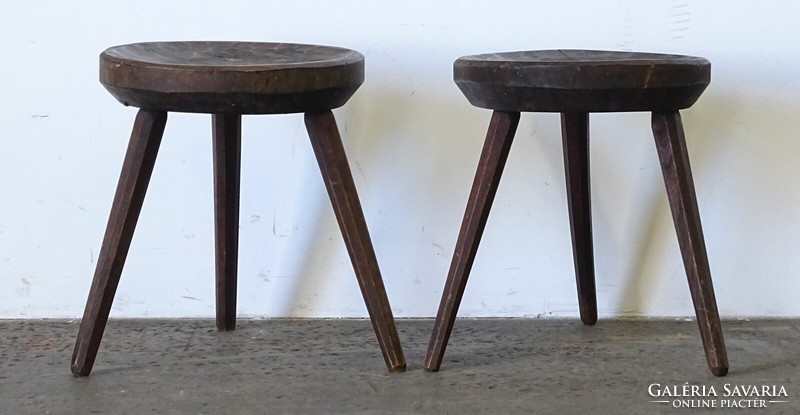 1Q144 Antik faragott háromlábú szék pár fejőszék pár