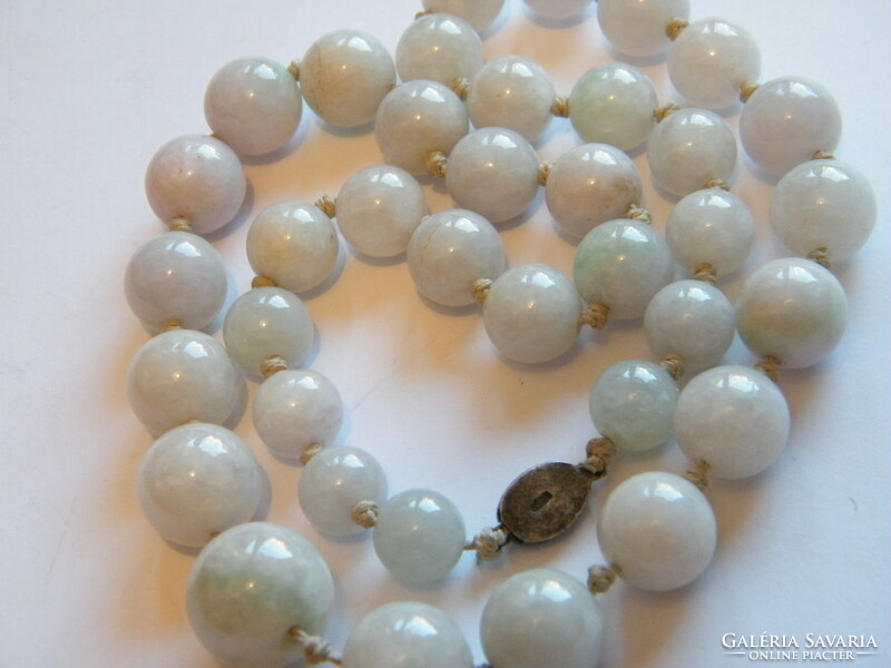 Old jade necklace from the 70s, 80s, with silver clasp.