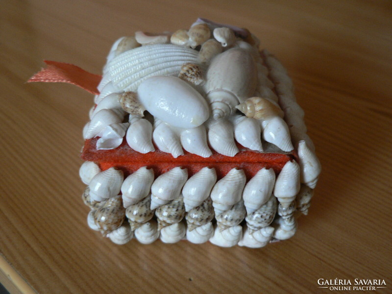 Ékszeres dobozka tengeri csigákból kagylókból