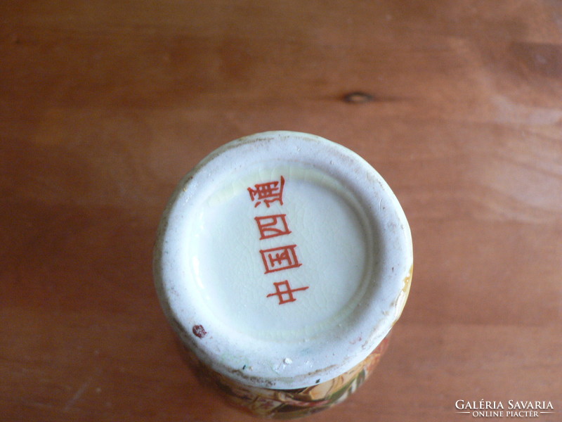 Kínai jelenetes váza, kézzel festett, aranyozott