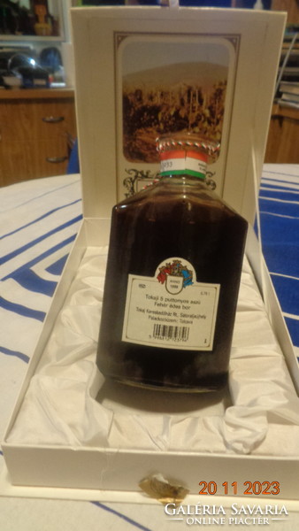 Tokaji aszú   Öt puttonyos  1988  , díszdobozban  Sátoraljaújhely  , palackozva  Tolcsván