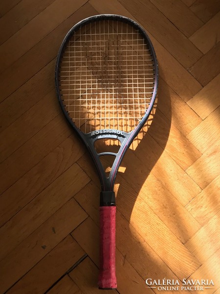Rossignol USA márkájú teniszütő bőr markolattal.Mats Wilander felirattal. Mérete: 64x24 cm