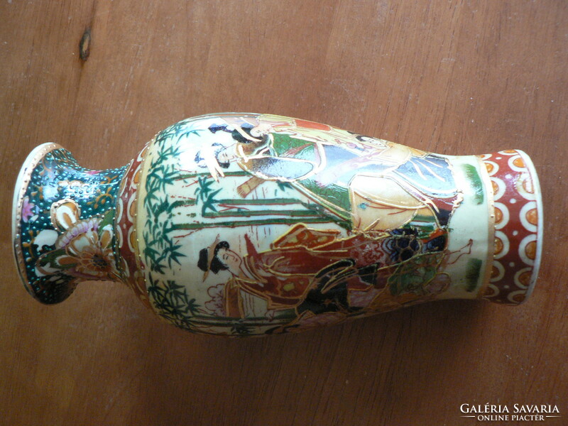 Kínai jelenetes váza, kézzel festett, aranyozott