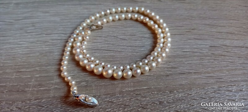 Cultured pearl necklace with gold clasp