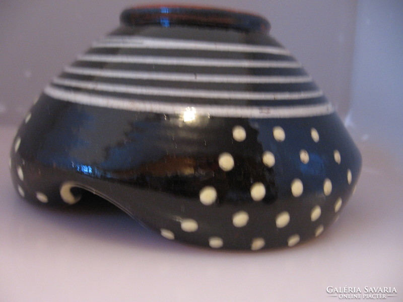 Fekete-fehér pöttyös, csíkos művészi szignált kerámia hamutartó, váza