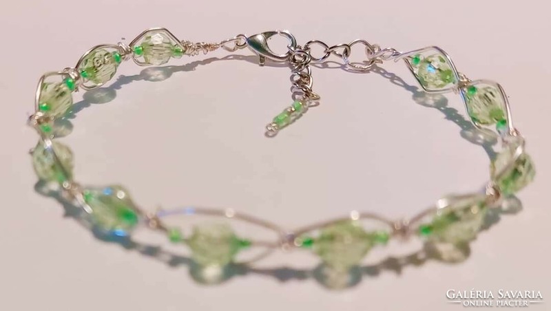 Women's bracelet made using green polished pearls and jewelry wire