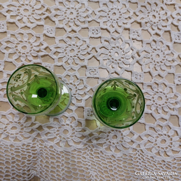 Zöld, régi kézzel festett virágdíszes üveg pálinkás, konyakos pohár 2db