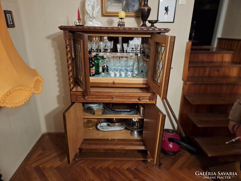 Colonial bar cabinet for sale in perfect condition