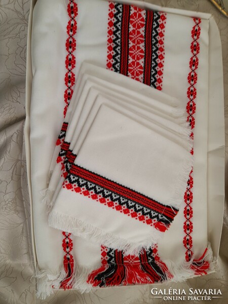 Woven tablecloth with 6 napkins