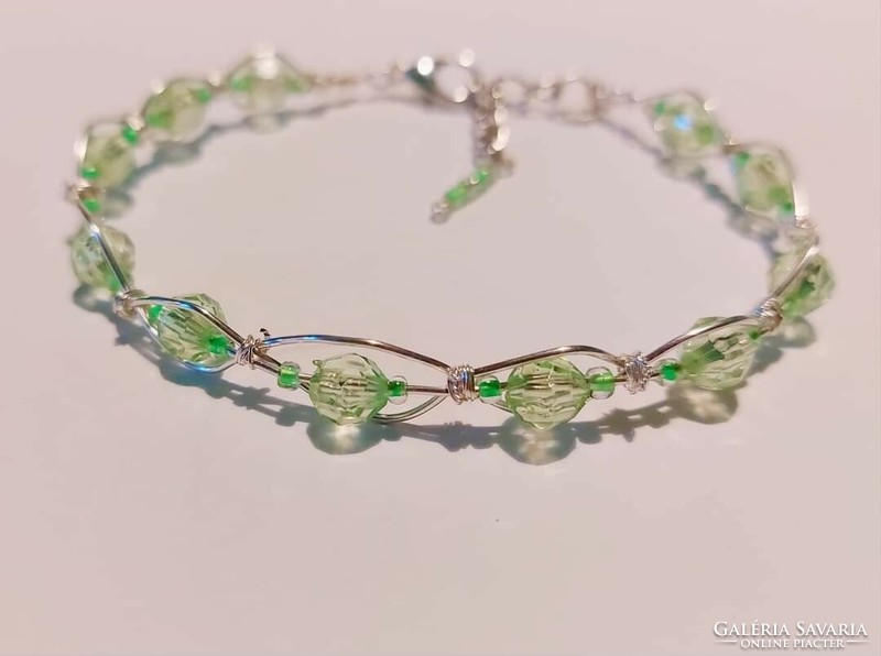 Women's bracelet made using green polished pearls and jewelry wire