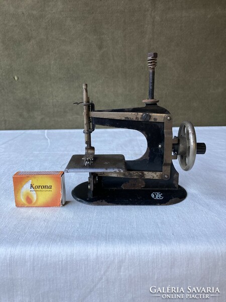 Liliput working mini sewing machine.