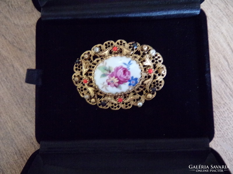 Brooch with porcelain insert