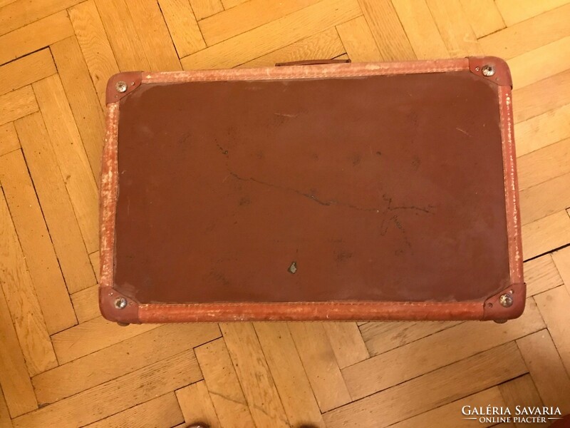 Grüll koffer,bőrönd,bőr szegéllyel diszítve. 60x18 cm,kulcsival.