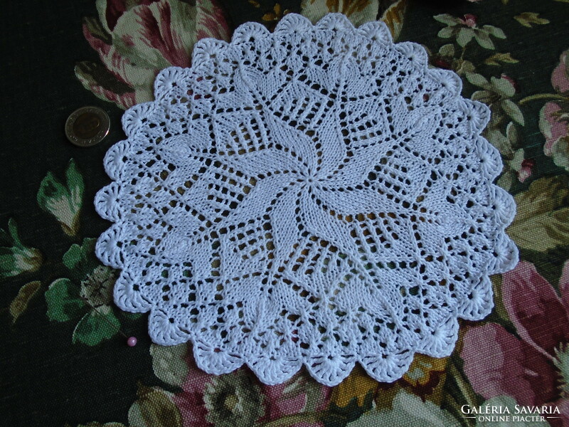 20 cm diam. Knitted cotton tablecloth.