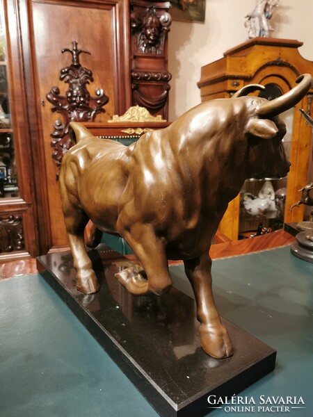 Gigantikus bronz bika műalkotás