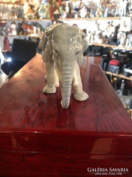 Porcelán elefánt figura, német, jelzett, 18 cm-es régi.