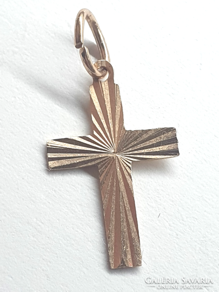 Cross pendant (v)