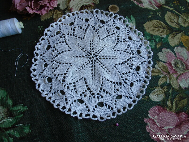23 cm diam. Knitted tablecloth, placemat, etc.