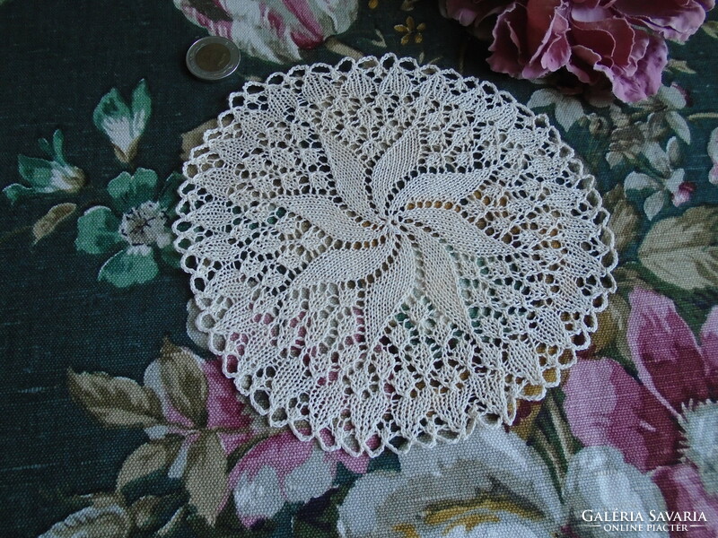 17 cm, diam. Decorative, knitted tablecloth, coaster.