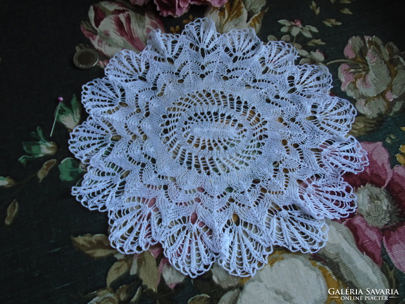 24 cm diam. Art Nouveau tablecloth made of thin cotton thread.
