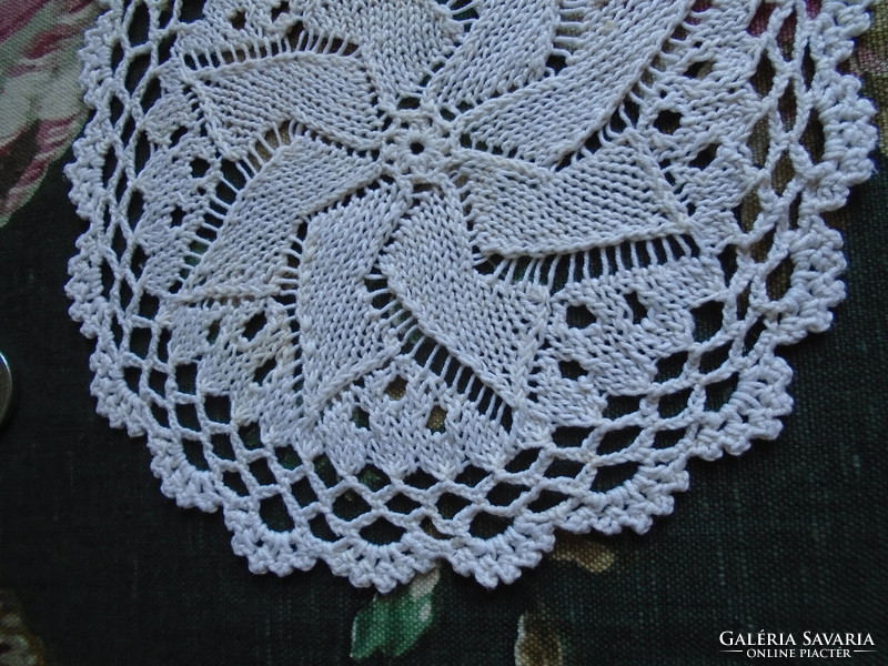 31 X 17 cm oval, decorative, knitted tablecloth.