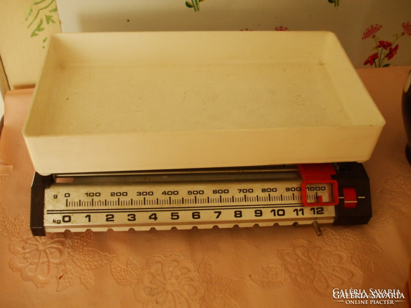 Old kitchen scale from Australia, suitable for its age