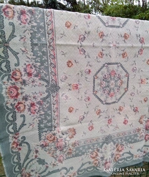 Old, retro, machine-woven, tapestry-like, floral tablecloth 3. All discounted