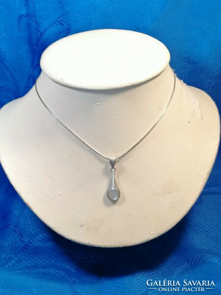 Silver necklace with mother-of-pearl pendant