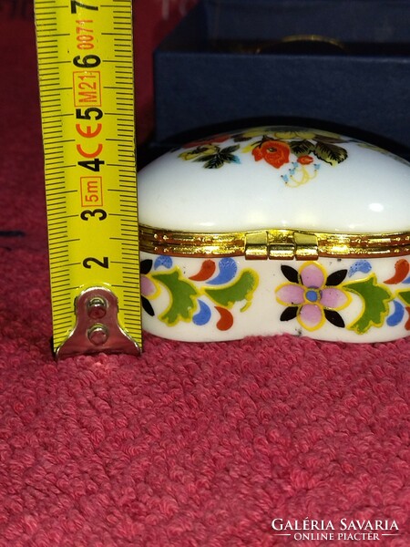 Beautiful flower-patterned porcelain heart-shaped jewelry holder