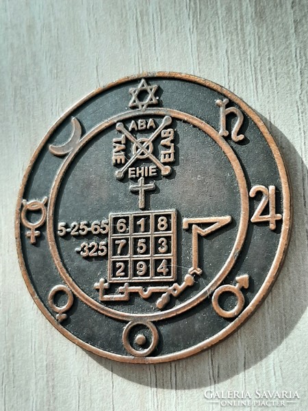 Mitológiai bronz amulett szimbólumokkal