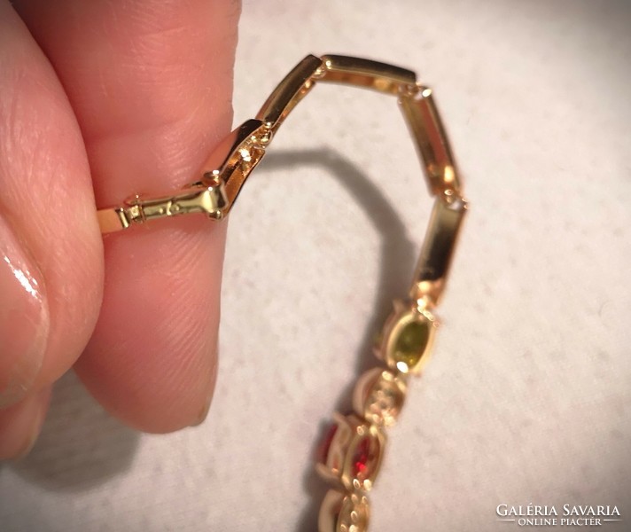 Aranyozott női karkötő, színes kristályokkal. Gold-plated women's bracelet with colorful crystals