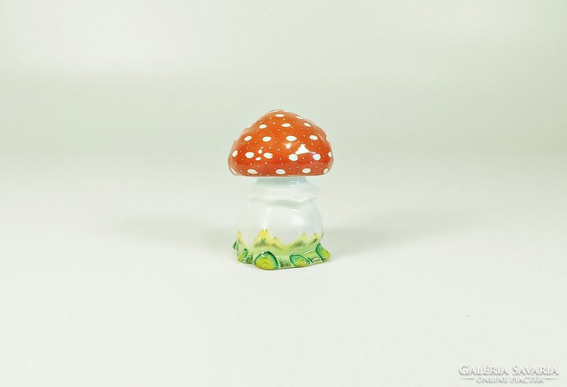 Herend, red and brown mushroom-shaped salt shaker and pepper shaker, hand-painted porcelain (b154)